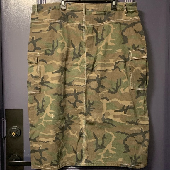 Shein Curve Denim Skirt Front Slit Cargo Pocket Camo Faded Style Waist 22” - Picture 3 of 5